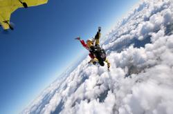 开云体育app-奥运前哨战上演窒息对决！雷霆险胜新疆队，关键攻防引热议