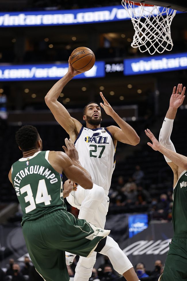 爵士横扫步行者，戈贝尔统治全场