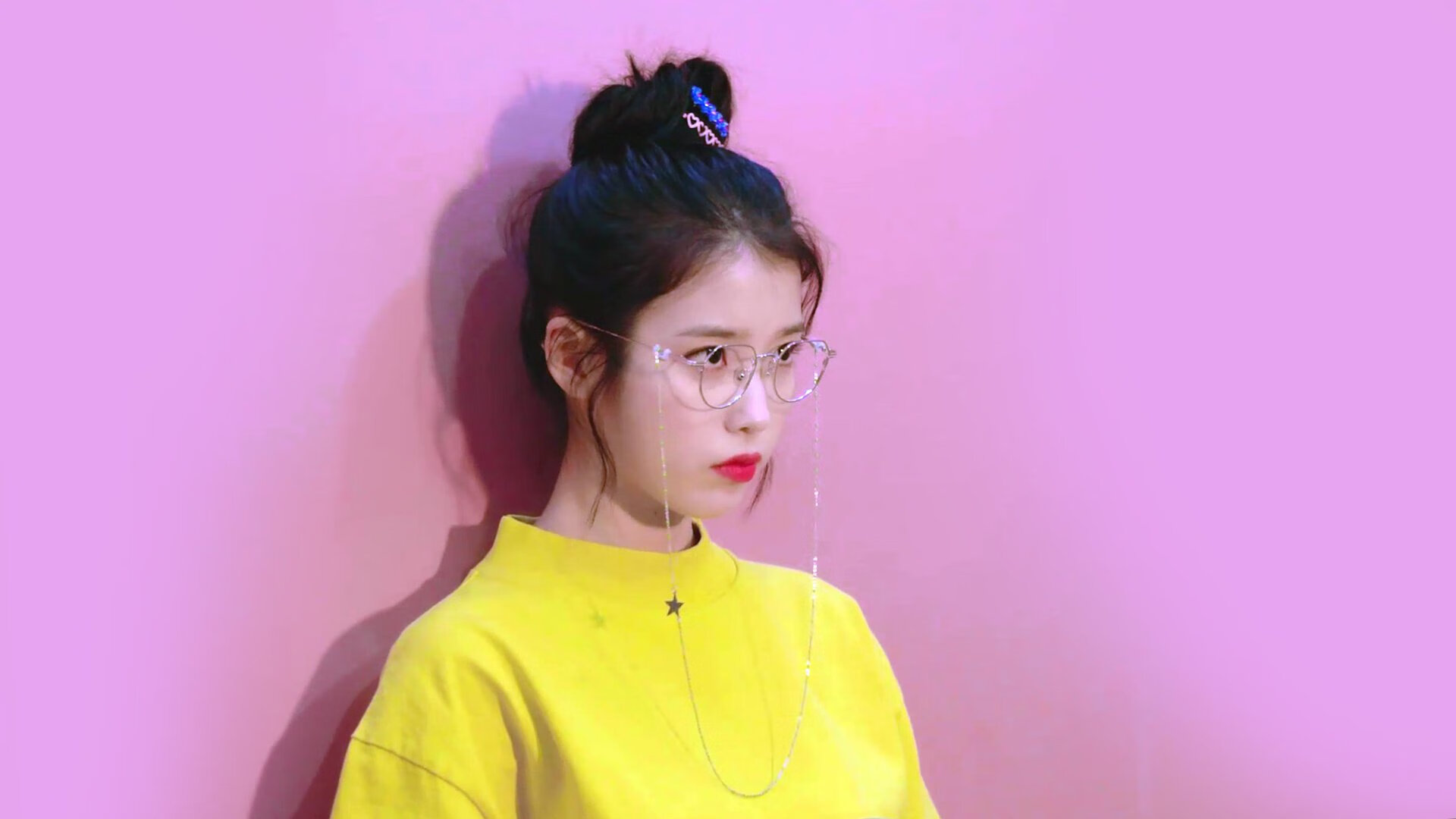 不夜城的天幕下，巨人被俯视