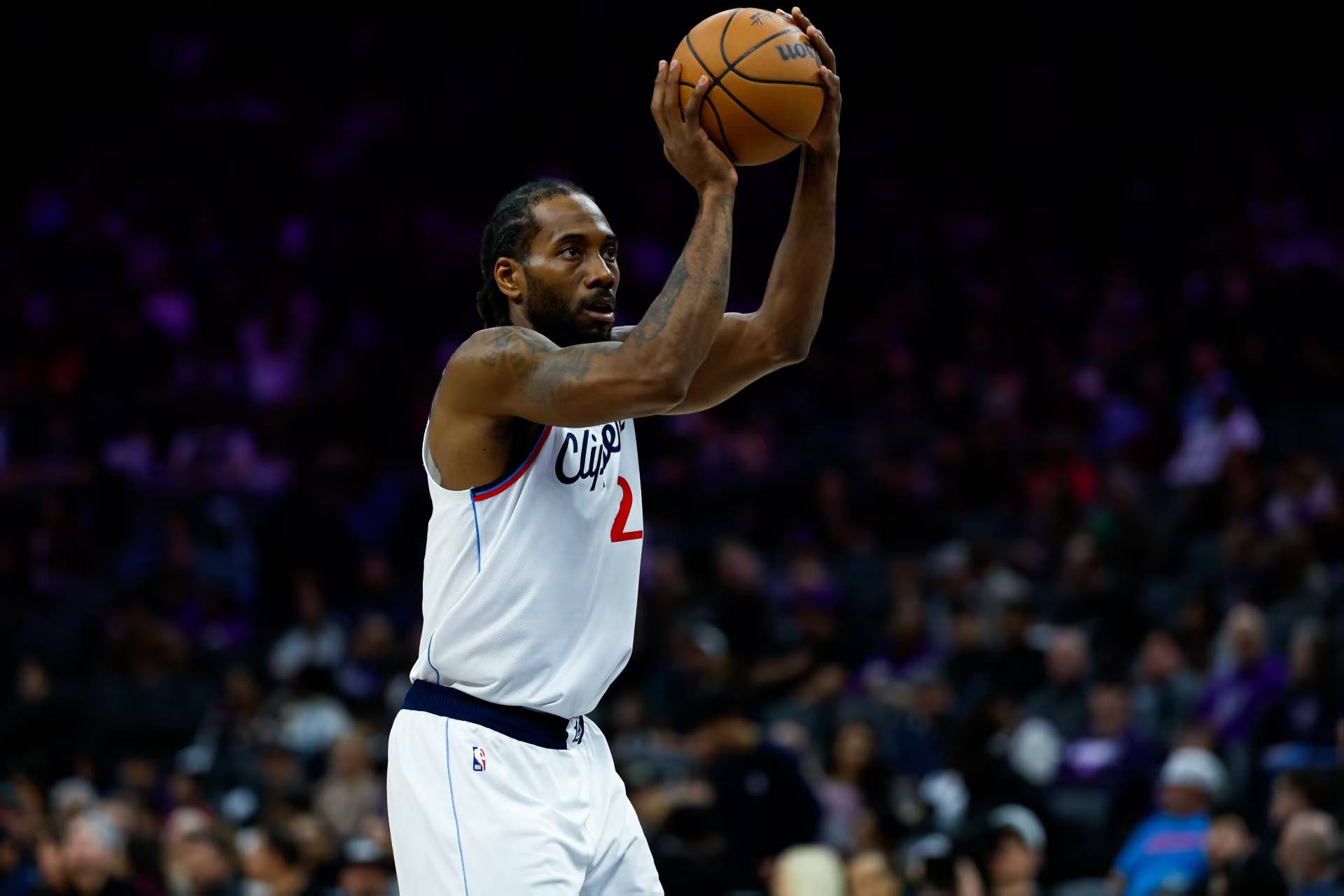 篮网轻取湖人，伦纳德成为全场焦点