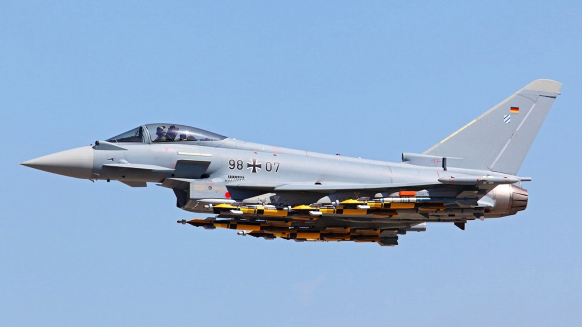 火与龙的远程制导，当休斯顿升空时，孟菲斯在西甲的德比中翱翔